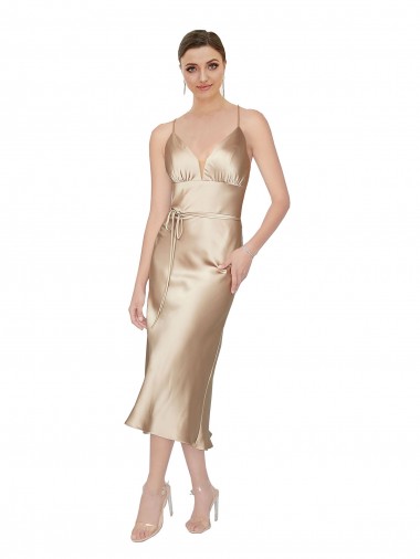 Linha A Decote V Comprimento Midi Cetim Sedoso Curto Formais Vestidos de Madrinha / Vestidos de Festa Outlet