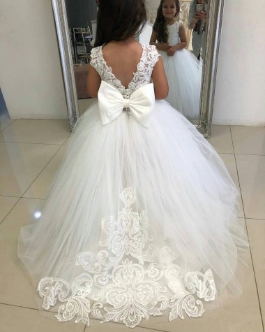 Marfim Tule & Renda Vestido de Baile Sem Mangas Barco Longo Comboio Capela Vestidos para meninas de flores Outlet